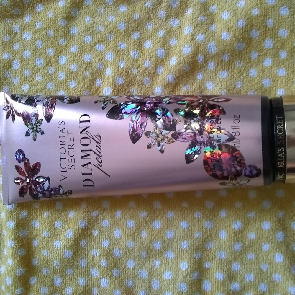 VS Diamond Petals body lotion nwt